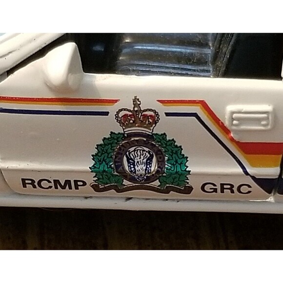 Royal Canadian Mounted Police Road Champs die cast police car 1:43 scale - Picture 3 of 12